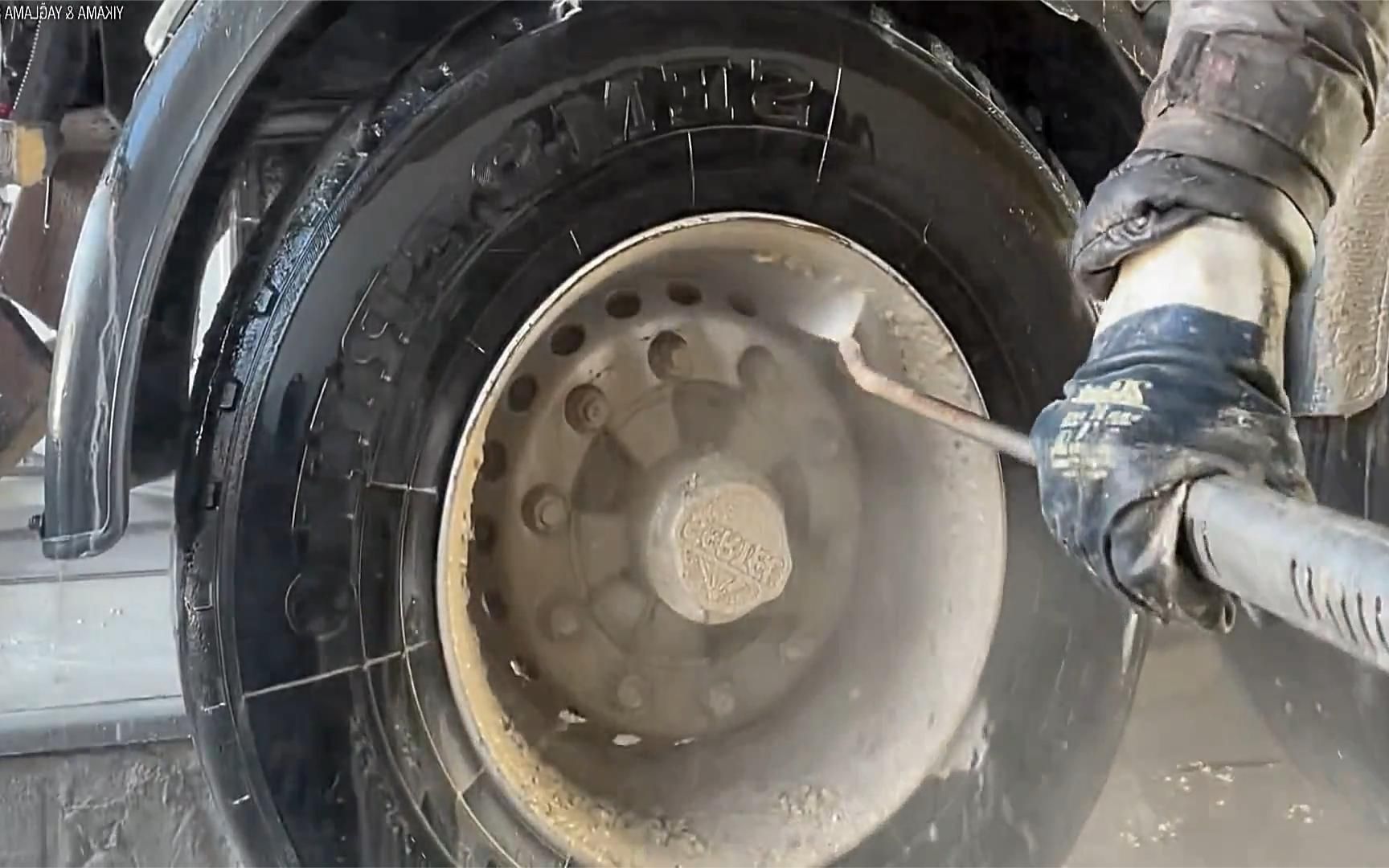 清洗一辆15米的重型卡车洗车小哥差点崩溃光泥巴都有几十斤