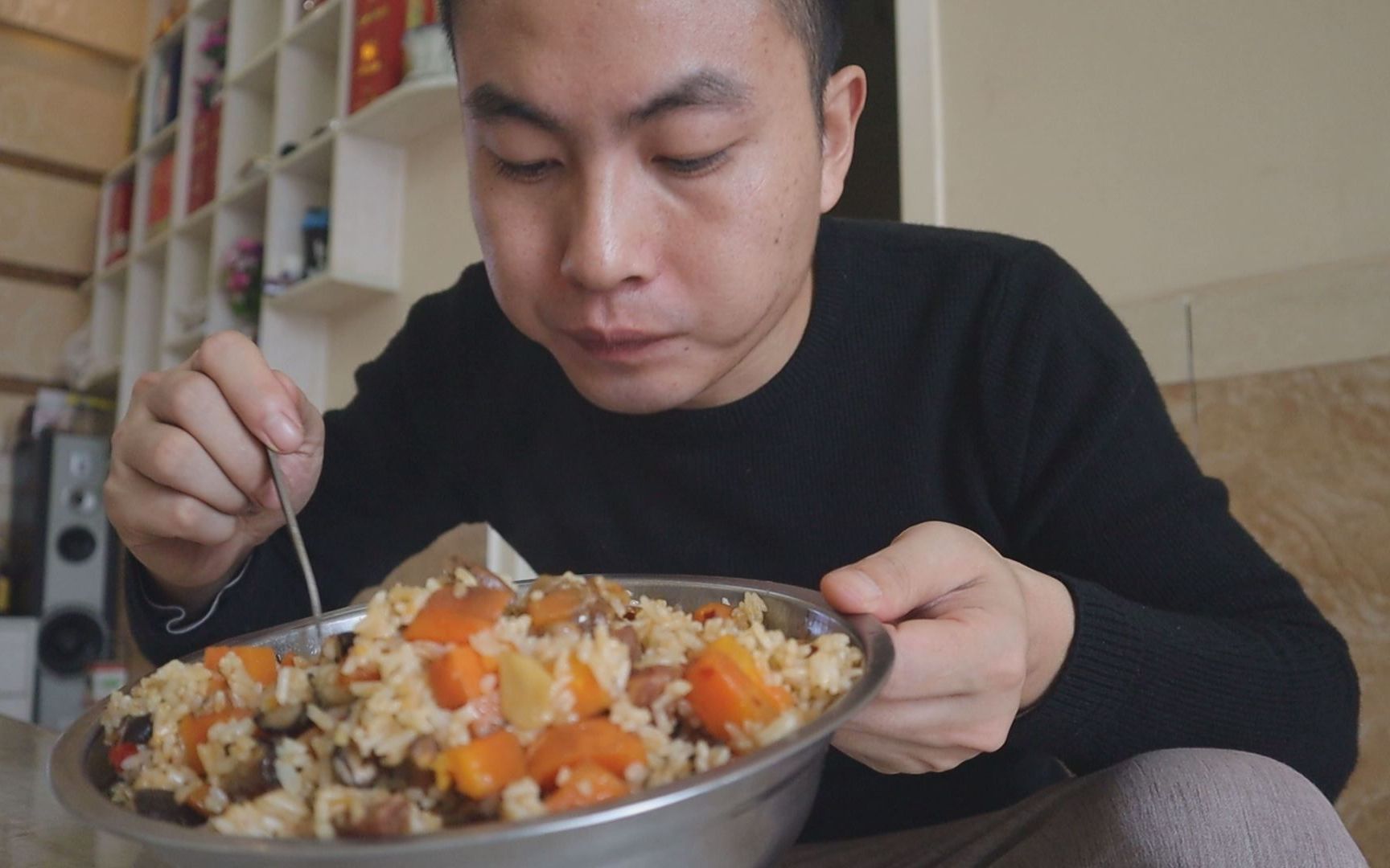 老汉第一次戴眼镜李涛娃做了香肠香菇焖饭香菇配腊肉安逸得很