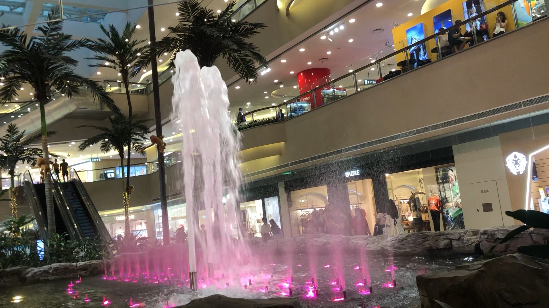 上海世博源商场里的音乐喷泉