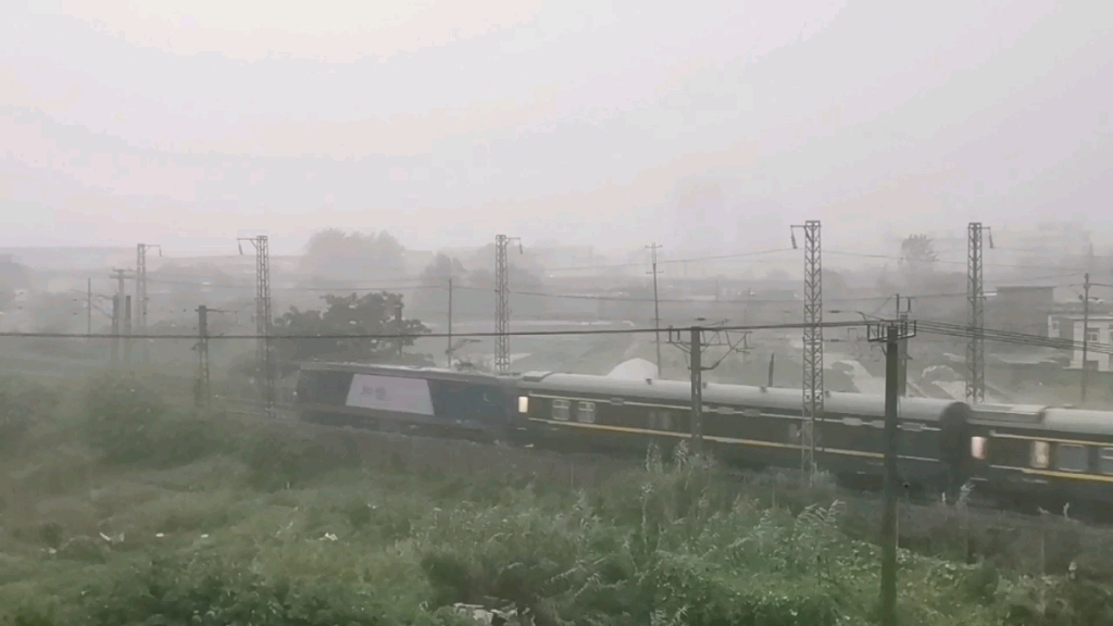 (淮南铁路)刚刚暴雨中通行的客货列车!