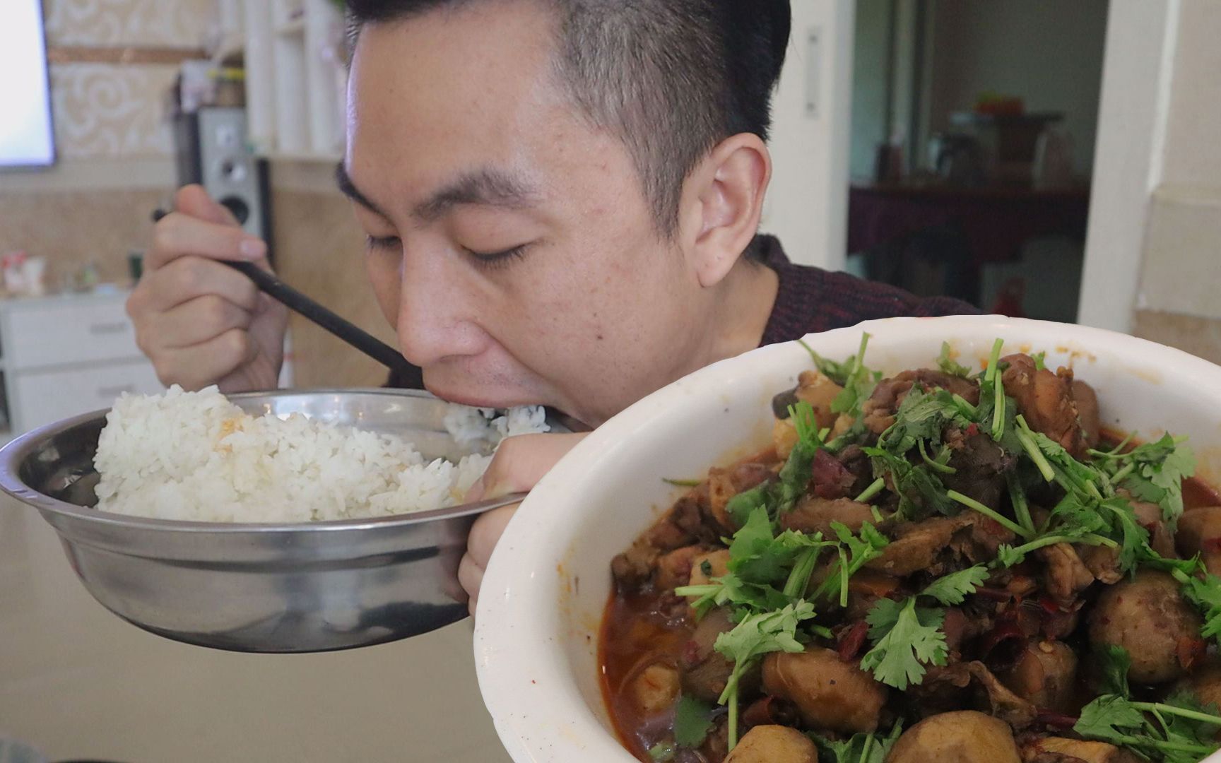 2斤鸡腿2斤芋头,李涛娃做了芋儿鸡,汤汁泡饭大口吃着,真爽