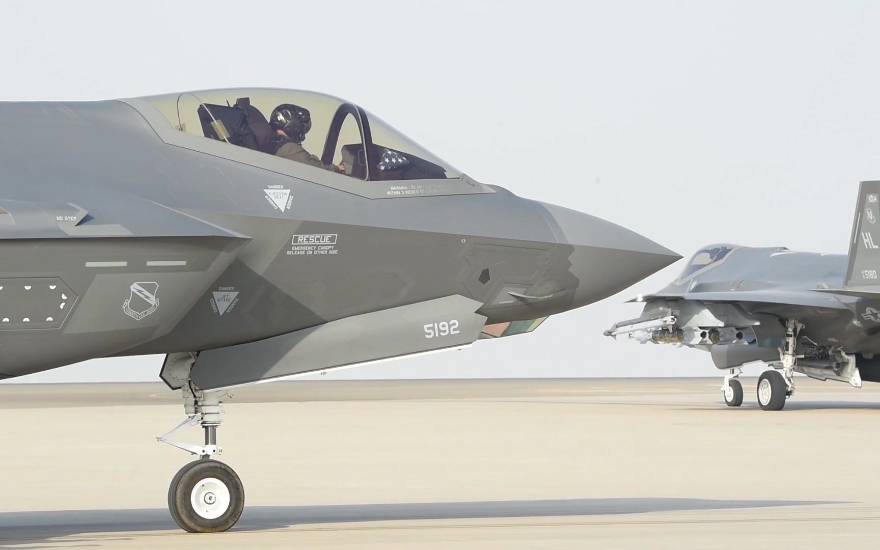 驻阿联酋美空军第4远征战斗机中队首次部署f-35a战机至阿联达夫拉空军