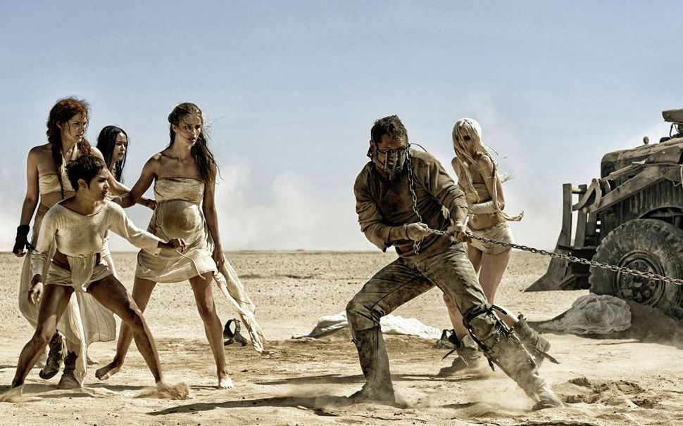 疯狂的麦克斯狂暴之路血与沙的故事绝命奔亡的末日狂欢