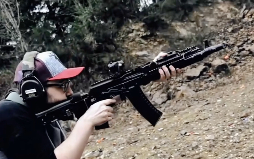 现代化ak-74m突击步枪靶场射击实拍