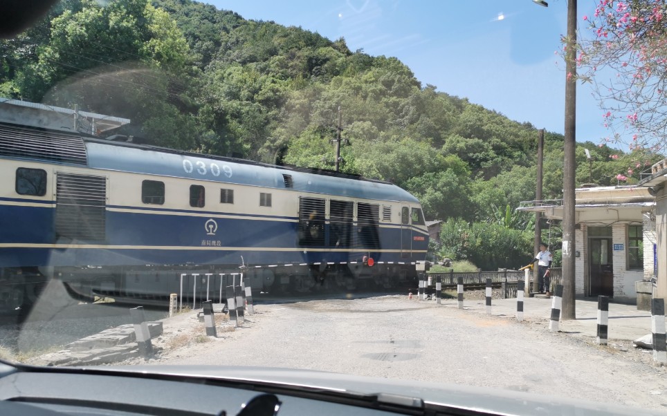 中国铁路内燃机车df11牵引k645原k4546次旅客列车奔向福州