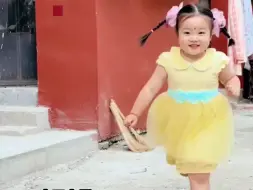 Tải video: “老款小孩”萌翻网友！妈妈：补偿式育儿，养一个小时候的自己，“这个头花我小时候也戴过”