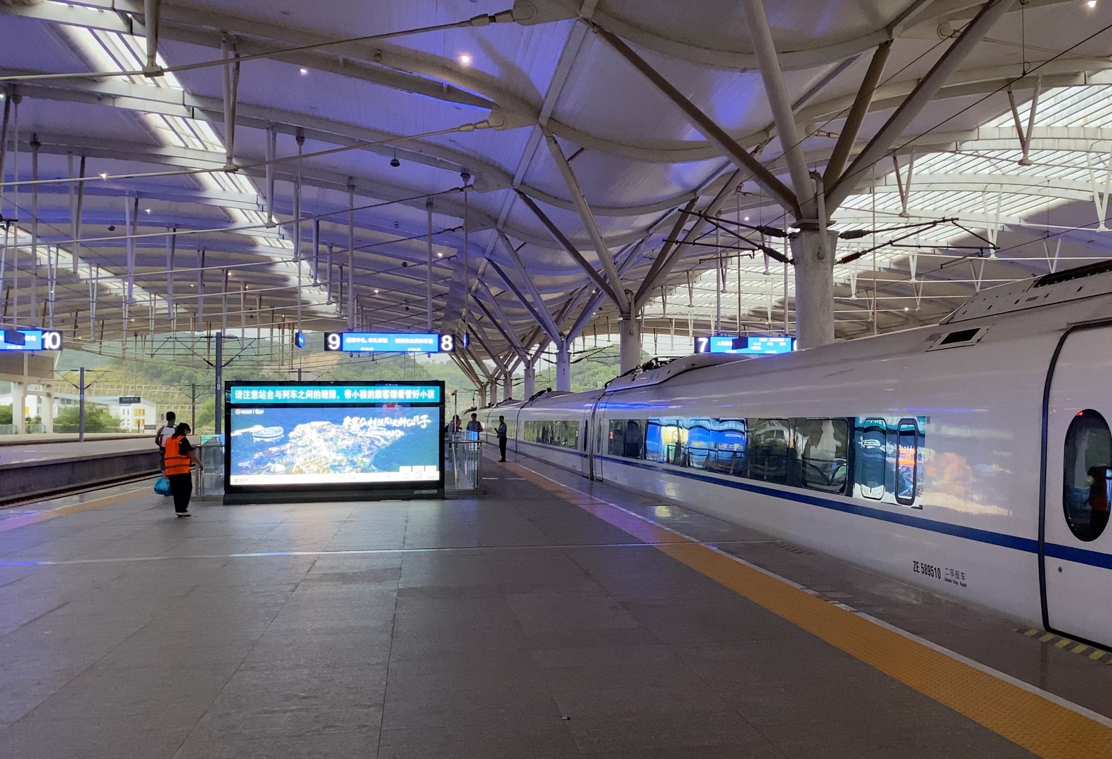 crh380bl型动车组福州南站出站