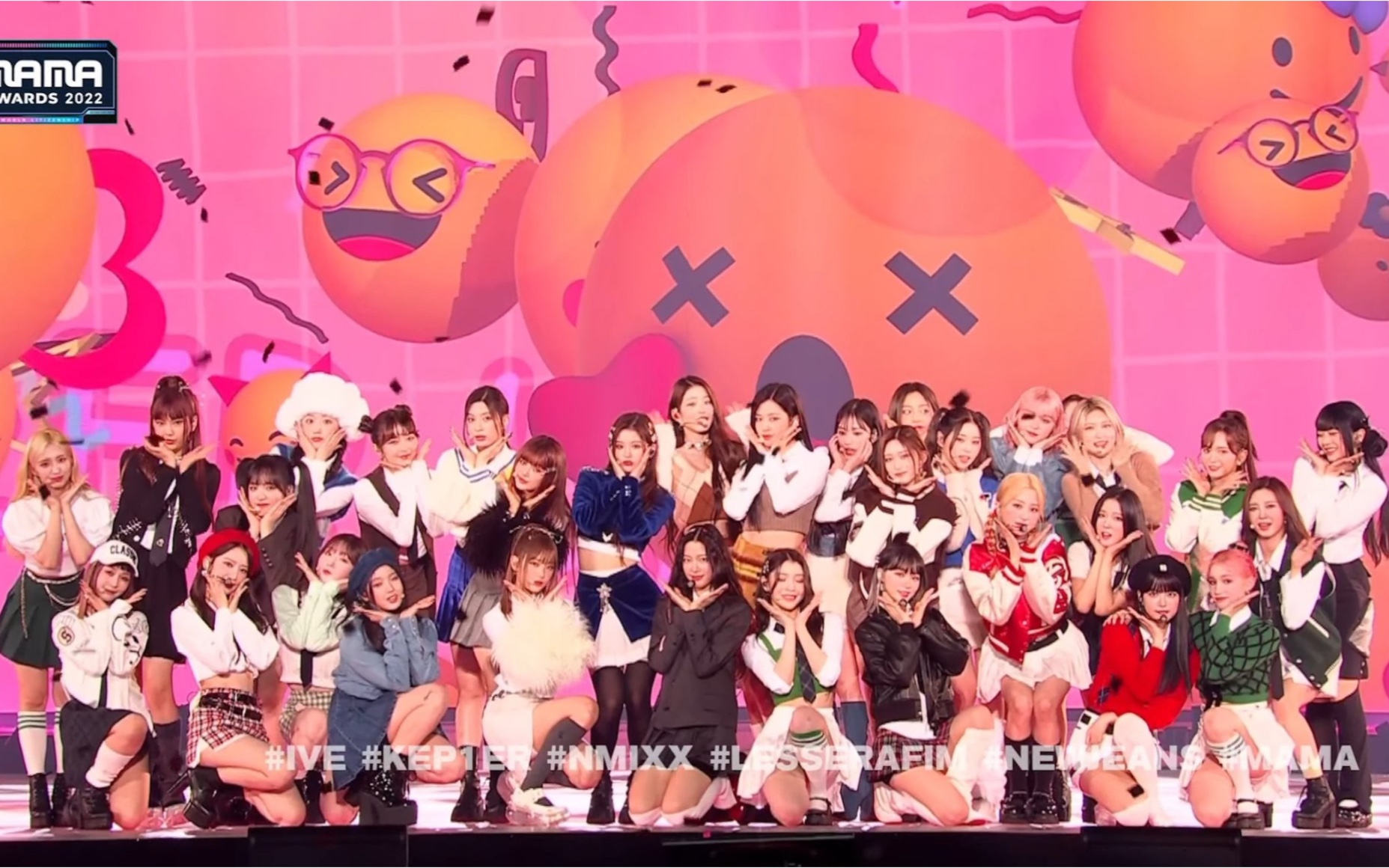 [图]MAMA2022 DAY1 五代交換舞台+大合唱致敬 TWICE cheer up