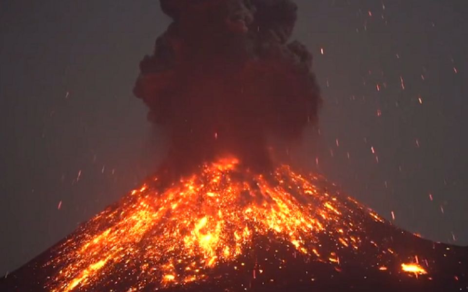 [图]模拟海底火山爆发的壮观景象，近距离感受火山的力量