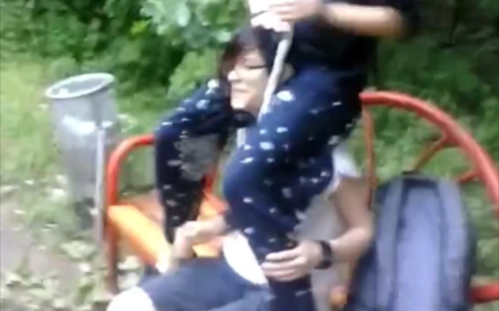 闺蜜郊游玩骑脖子挑战