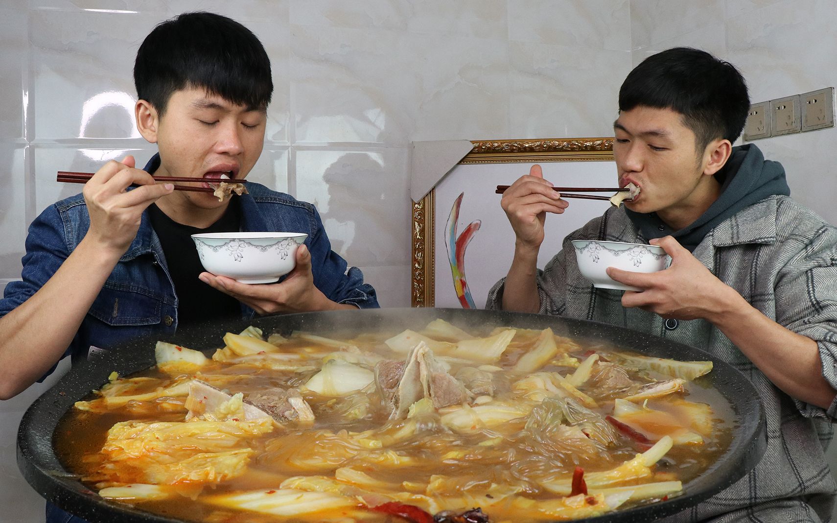 一个礼拜不出门,还有白菜炖粉条,两兄弟吃得津津有味