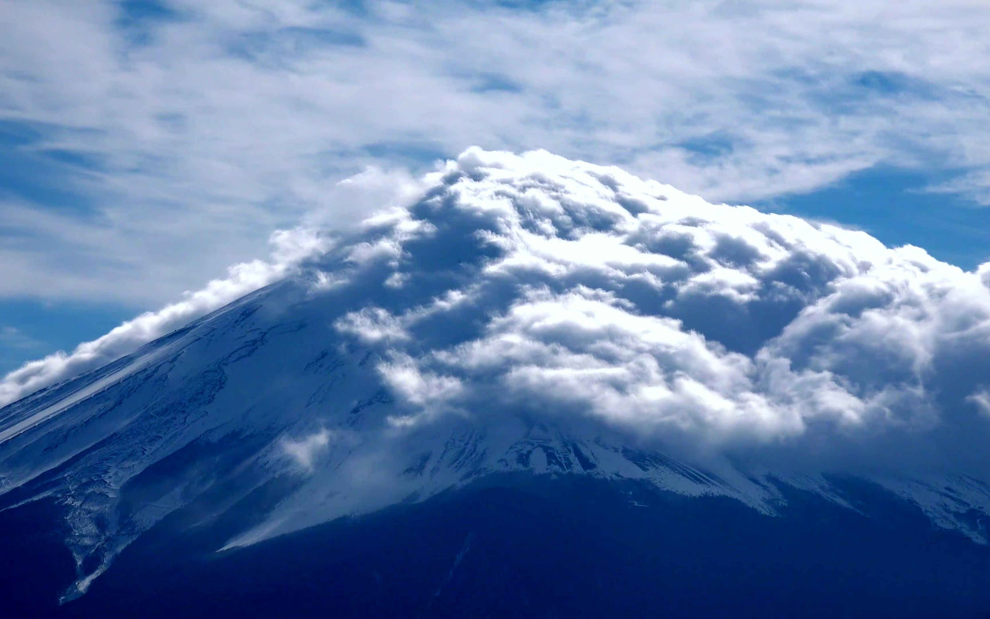 富士山上的云翻滚