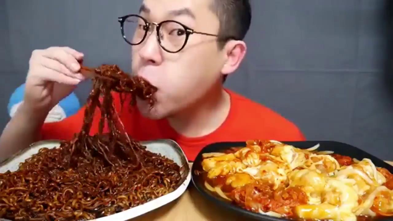 韩国吃货大叔,吃韩式炸酱面 泡菜披萨,大口大口的吃,真过瘾_哔哩哔哩