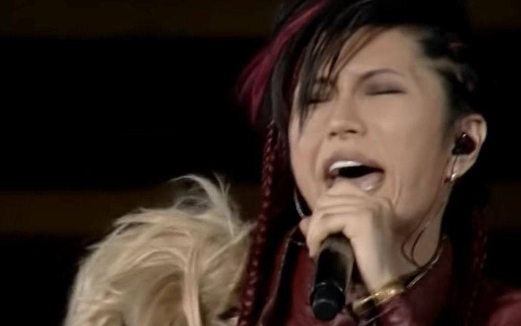 [图]GACKT 现场演唱 【Journey through the Decade】