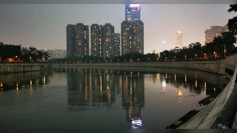 城市夜景漫步,灯火阑珊处有人家日常听歌