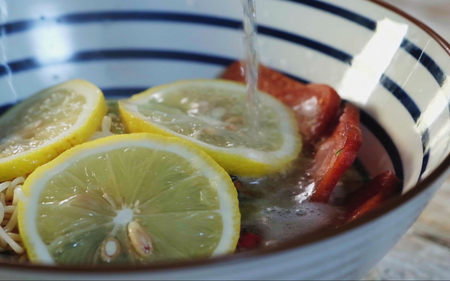 不,没有表白才会遗憾,煮一碗柠檬雪碧泡面,最适合失恋时候的心情.