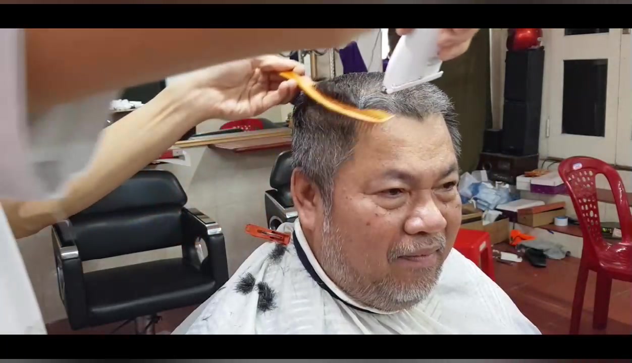 45岁男子头发灰白不愿染周边推光头顶推平真精神