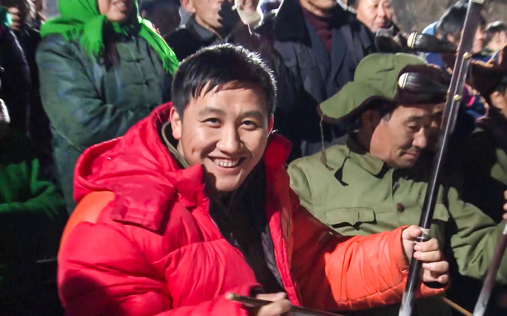 过大年!辽宁民间艺术团团长杨树林,田间地头二人转,拍戏间隙二胡走起