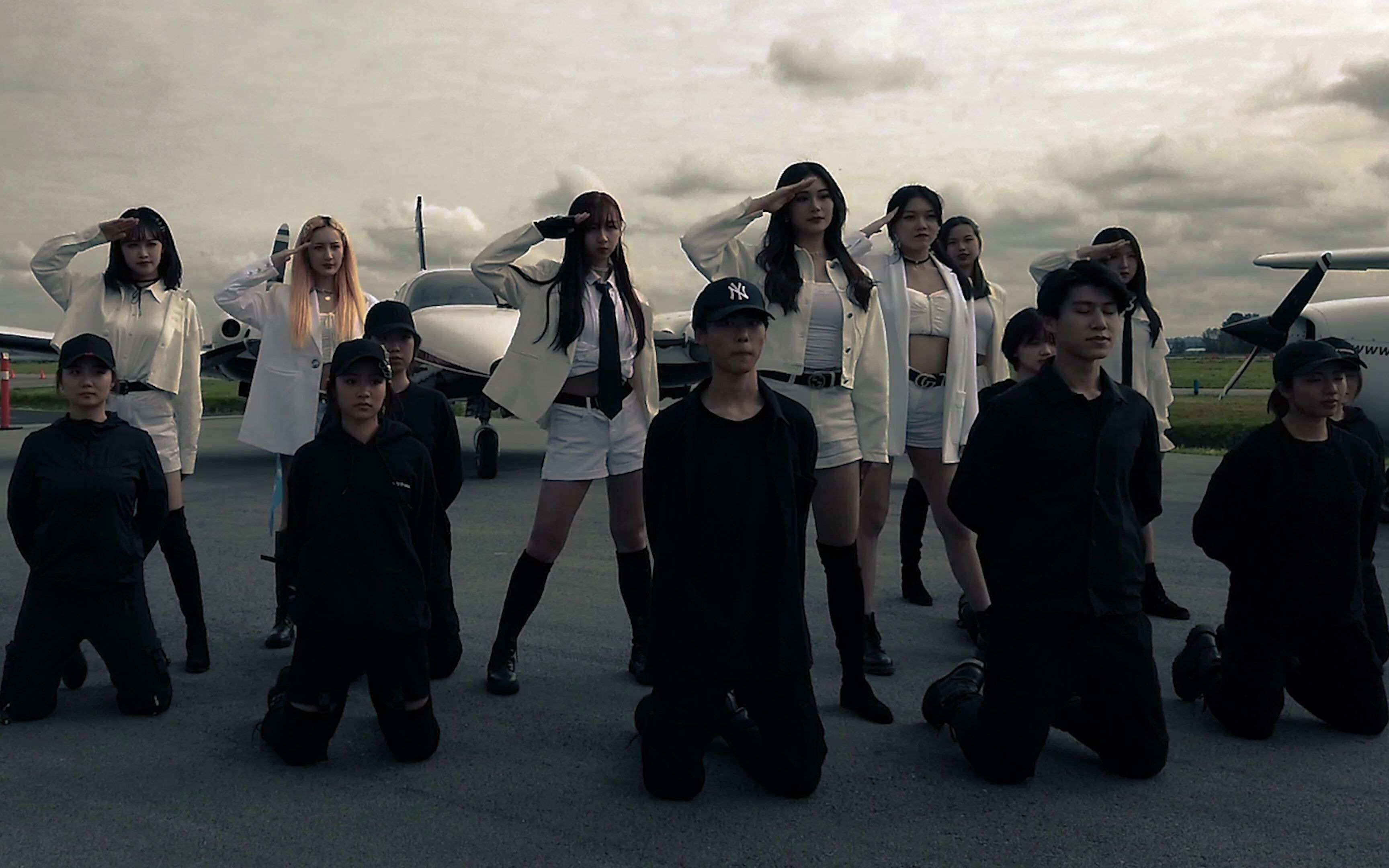 温哥华大型韩舞天舞美女团clc - helicopter 宣传片