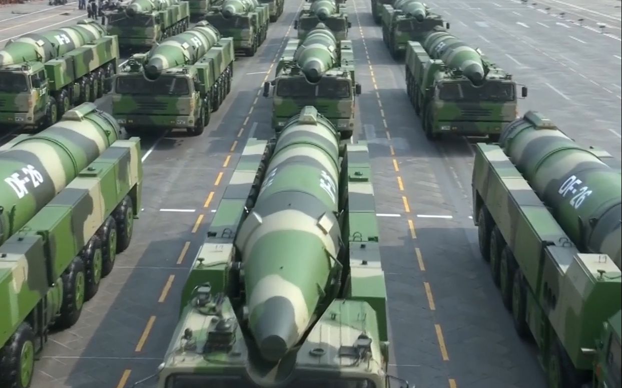 70周年大阅兵东风26核常兼备导弹方队