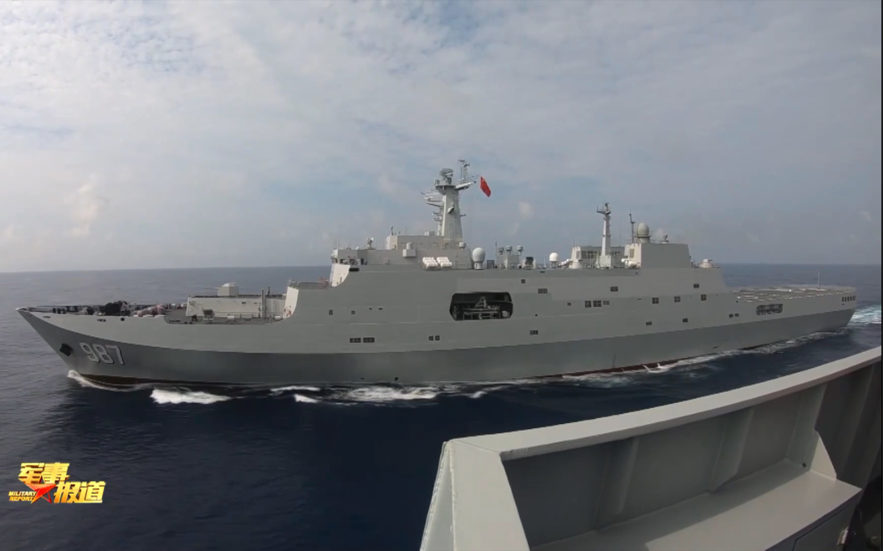 海军某登陆舰支队祁连山舰和五指山舰互为攻防多课目对抗演练