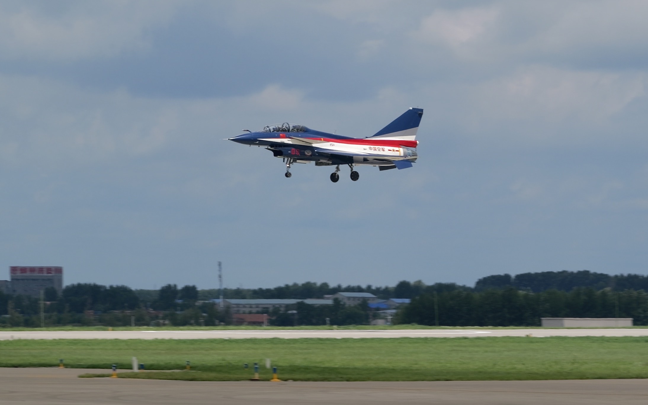 2023长春航展 歼10开起落架超低空通场