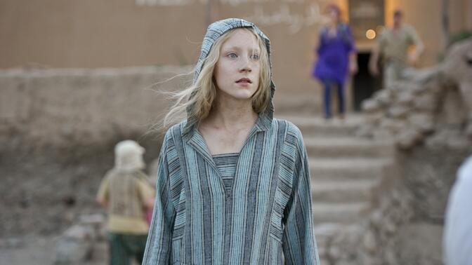 爱尔兰精灵西尔莎罗南来到人类社会,眼中充满着迷茫,眼睛会说话