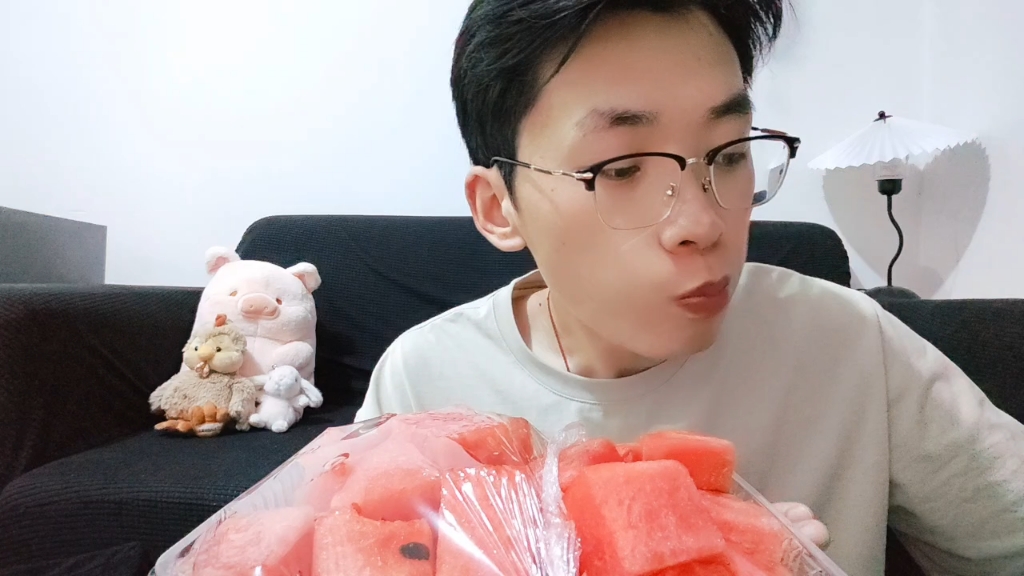 吃比脸还长的羊角蜜和大块西瓜!带派!幸福感满满!