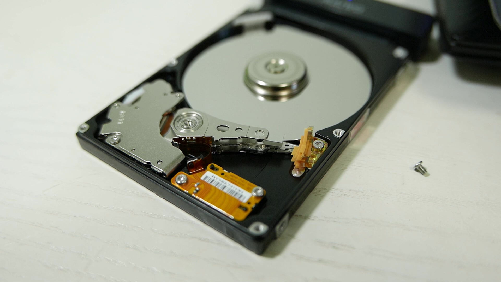 想知道硬盘如何工作吗释放原始兽性扒开看内部