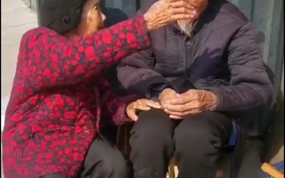 [图]【新农人】百岁爷爷奶奶携手走过82年的金婚，遇上对的人，一辈子独宠你一人，真爱在民间