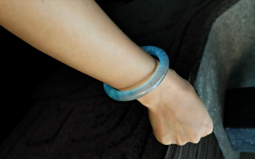 冰种雪花棉美人条手镯,条形虽然秀气,气场不容小觑.