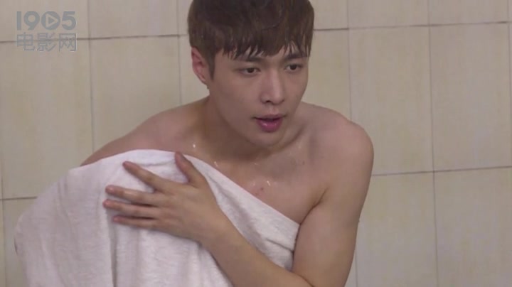 浴巾照片男洗澡时图片