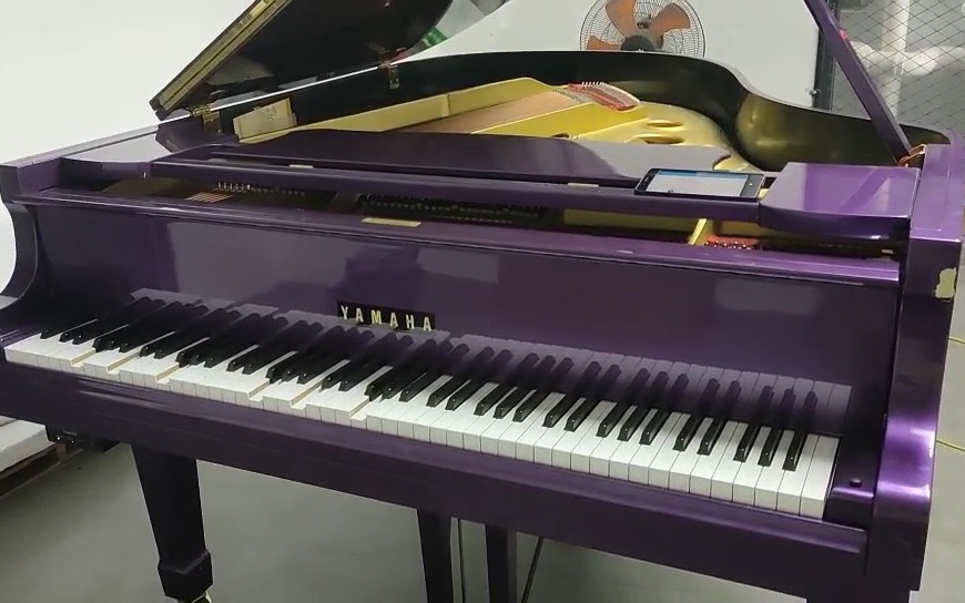 紫色雅马哈钢琴加装钢琴自动演奏系统,演奏效果太漂亮啦