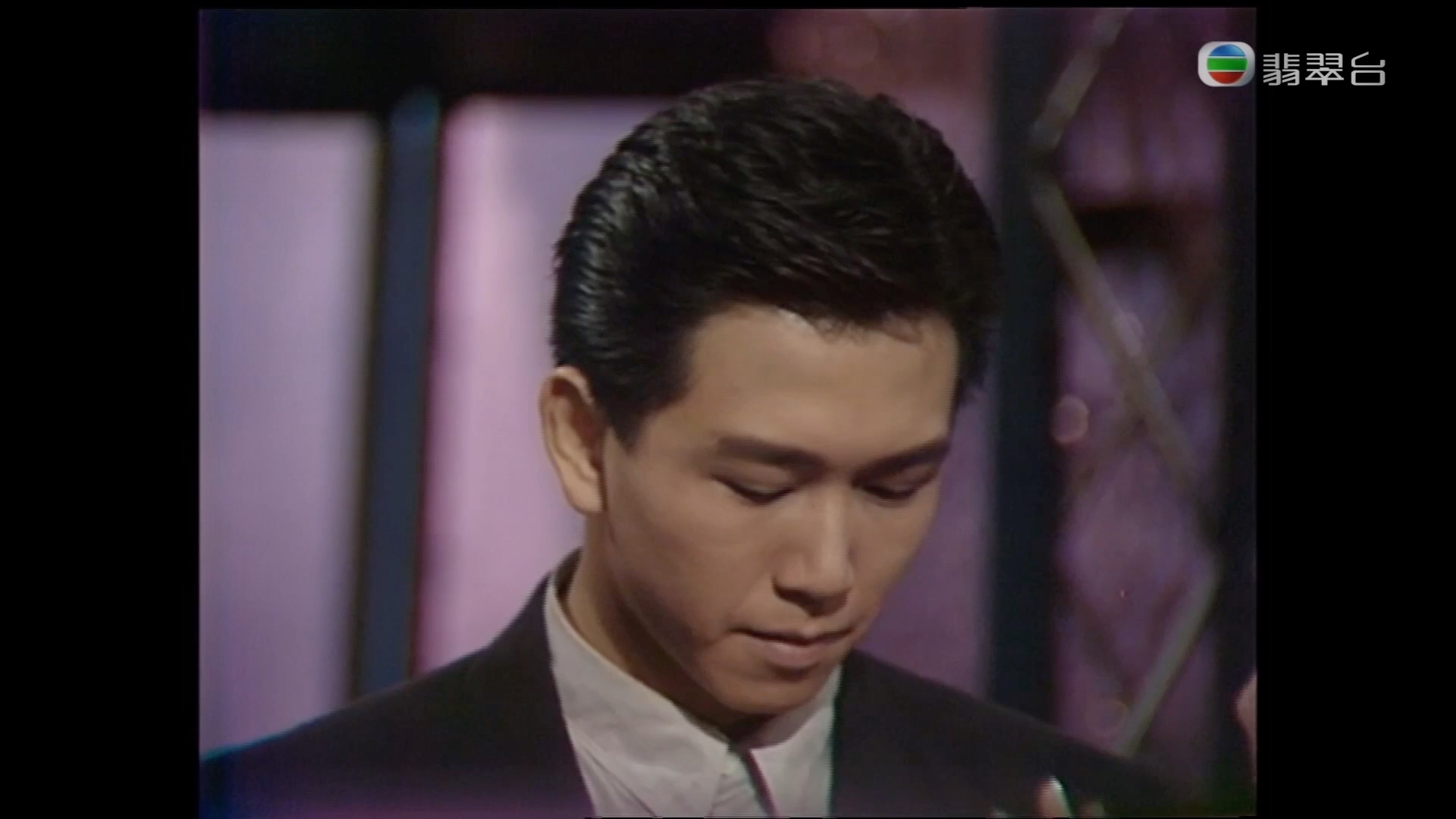 好的电视剧注重细节,齐浩男出狱后已经习惯了自己的事情自己做,因为"