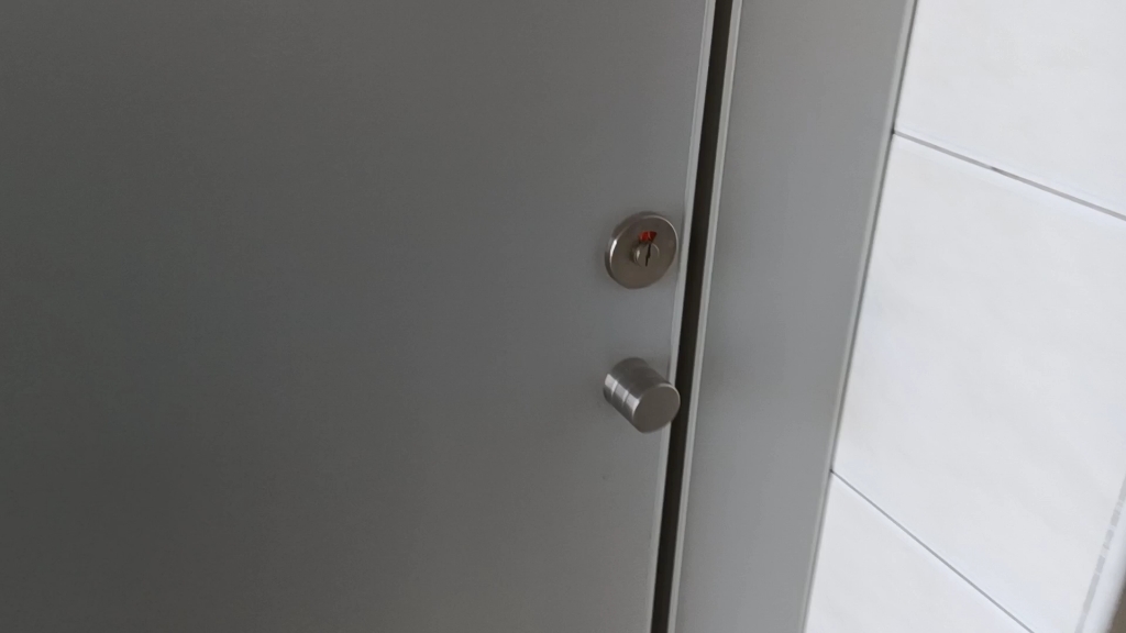 我们学校综合楼八层的男生厕所门设计的.真巧妙.