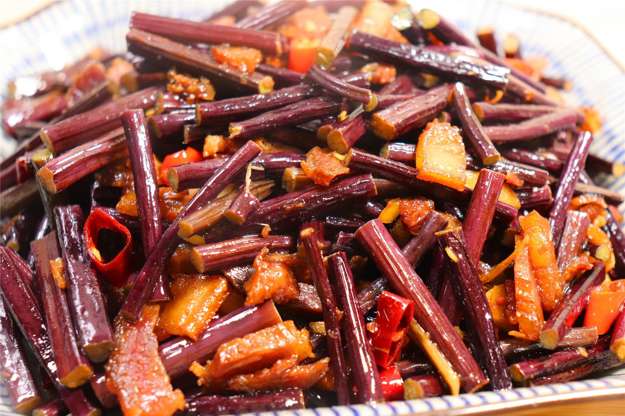 春天最适合蕨菜炒腊肉,味道好就是太费米饭,我吃了两大碗