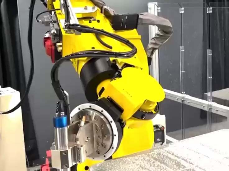 机器人用于铣削应用,保持刚性和极其精确,提供完美的结果.