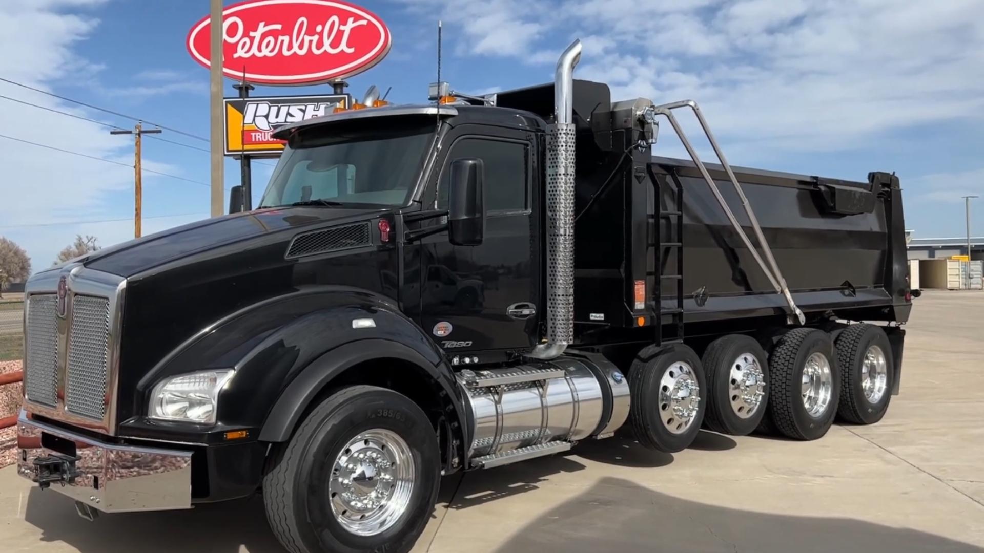 在彼得比尔特看一台肯沃斯t880自卸车