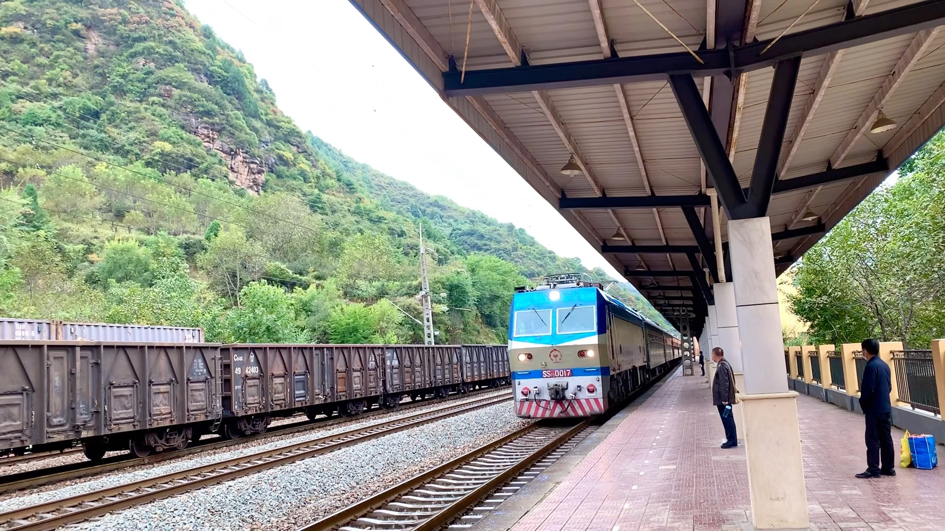 宝成铁路6064次列车凤县站进站,本务西局西段ss7d0017,感受下直流电机