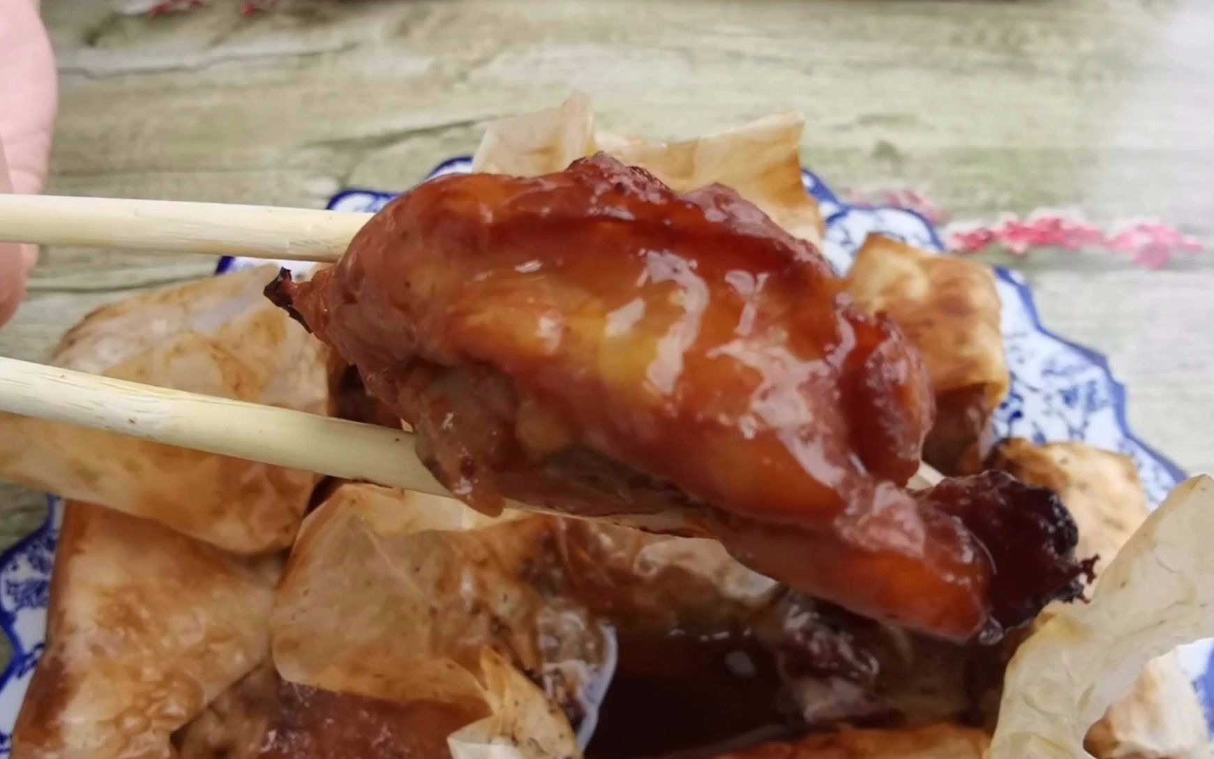 长春街边大食堂,32一份特色纸包鸡软嫩多汁,中午12点门口坐满人_哔哩