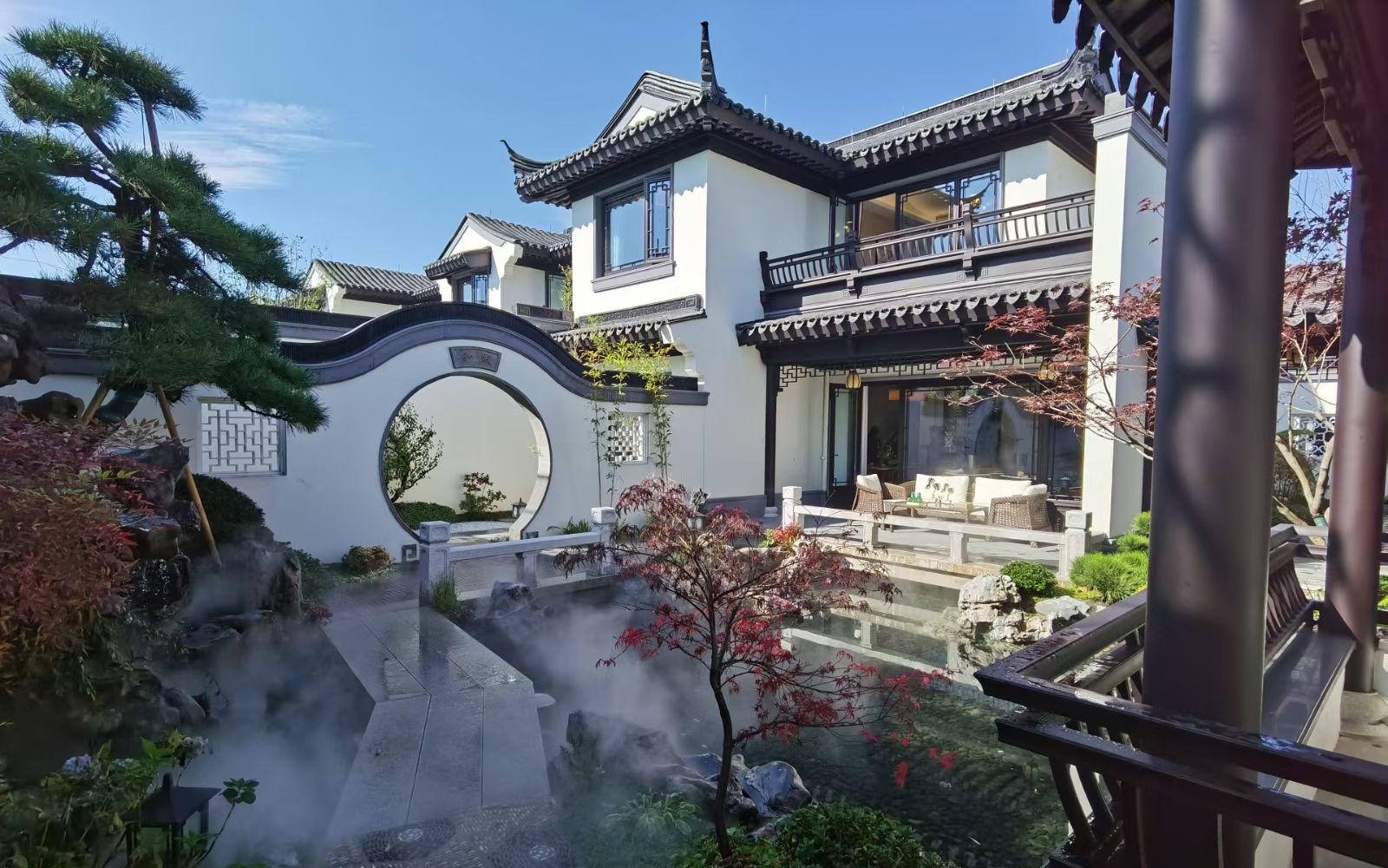 蓝城山水间中式合院竹林伴溪漾碧空依白云晨起听鸟鸣叶尖露珠草街巷