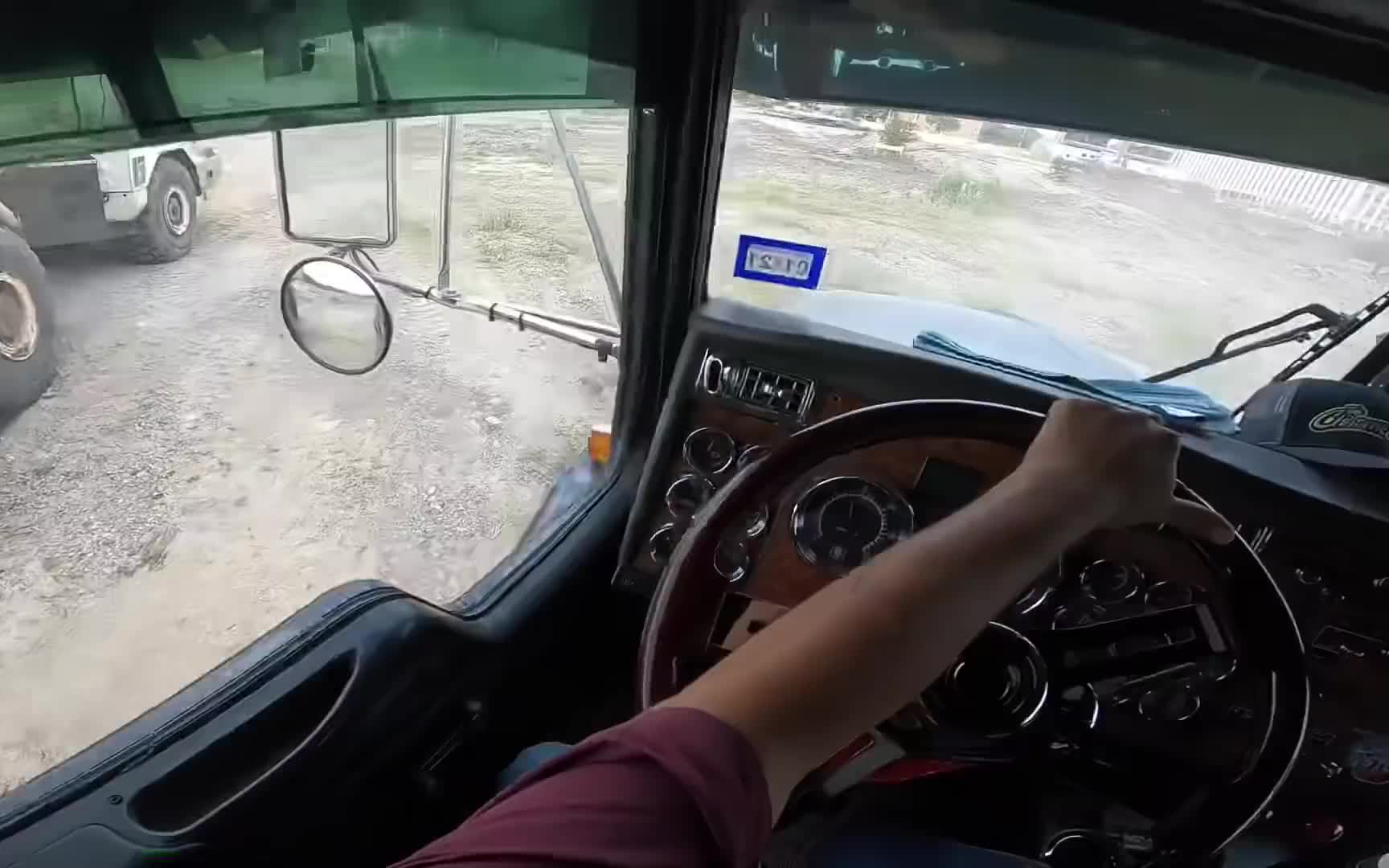 北美卡车重型卡车司机生活中的一天卡车司机运输机器的一天