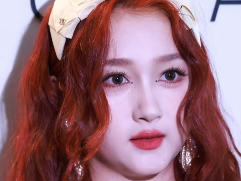 关晓彤换了造型师么,现在好看多了#关晓彤 红发波浪卷 高清镜头下这