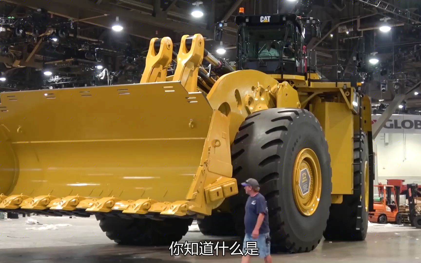 你见过矿山霸主cat994k吗?轮胎比人还要高,工作重量高达242.6吨