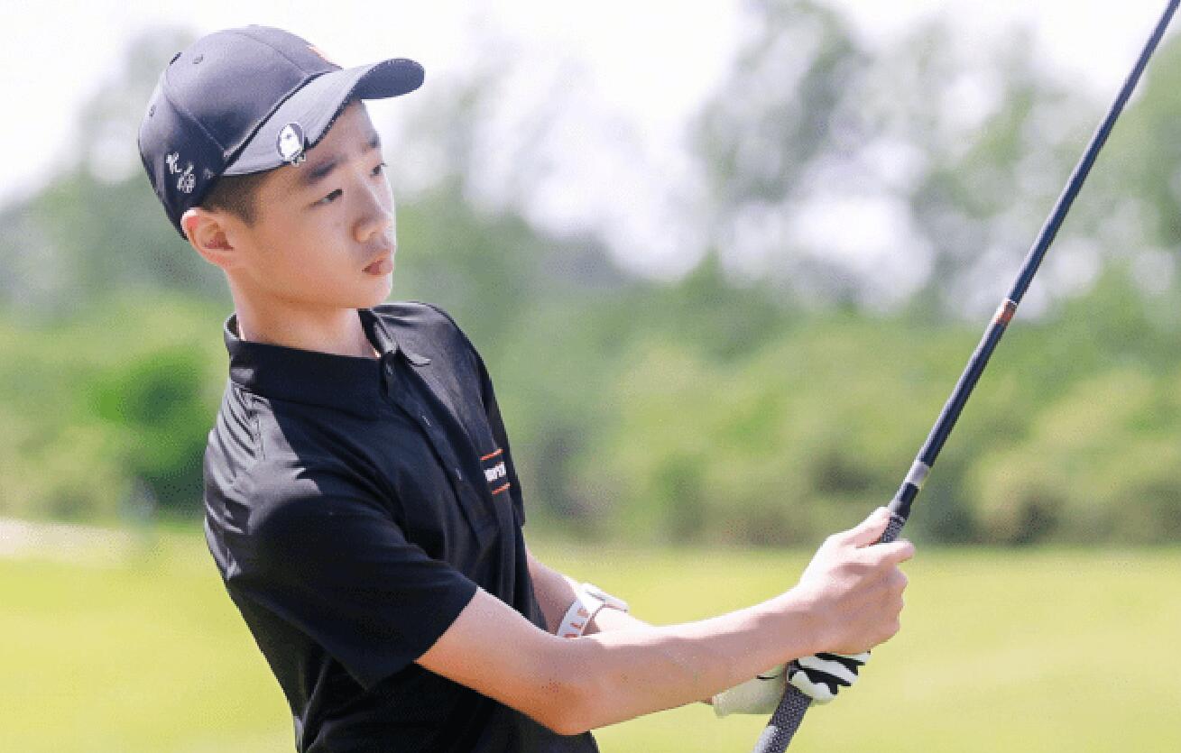 杨威晒儿子打高尔夫12岁杨阳洋又瘦又高五官优越手臂线条抢镜