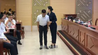 Скачать видео: 面试，上台演讲结束，迎客都会用到鞠躬礼仪，鞠躬尽显涵养和气度，如何鞠躬得体更有礼？今天潘老师教给大家！