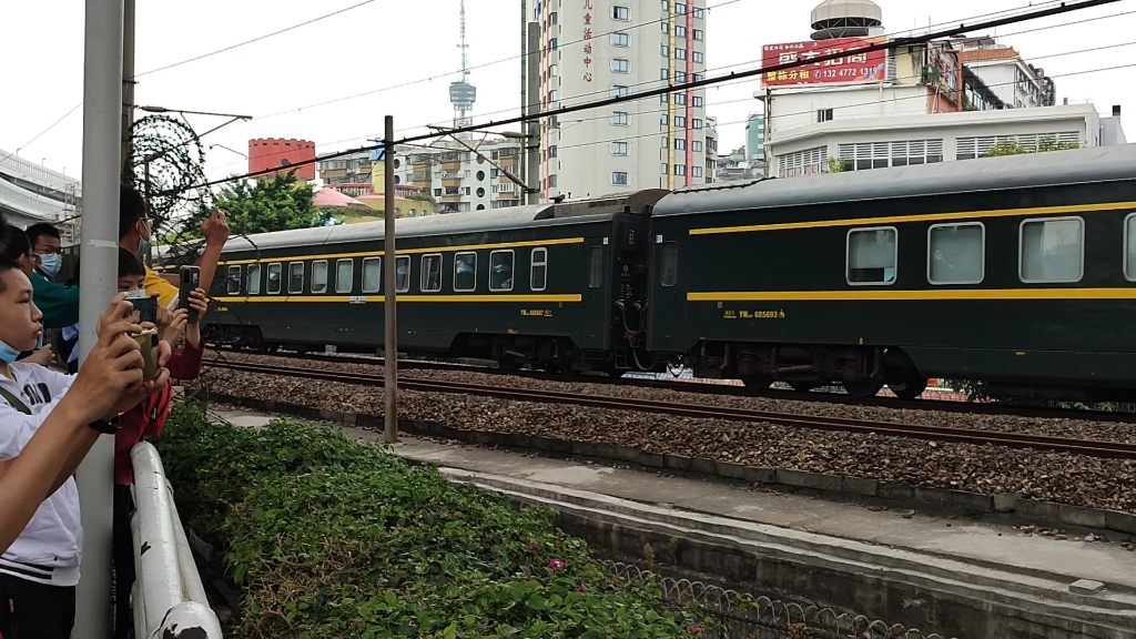 【中国铁路】客车k212通过小北弯道,本务广铁广段ss9g-0153 0094,交会