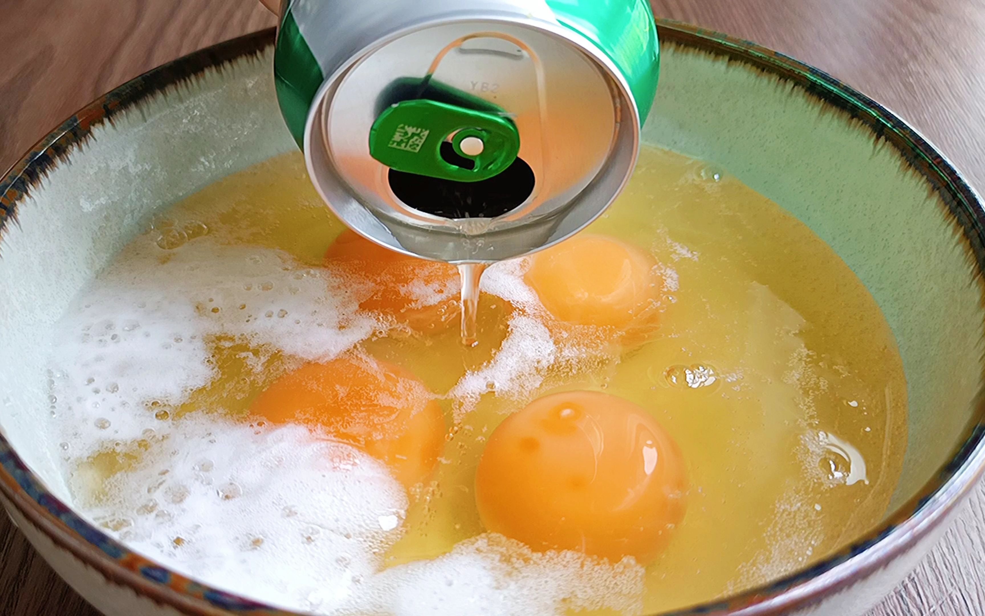 把啤酒倒入鸡蛋里,真是太厉害了,老保姆的拿手绝活,长见识了