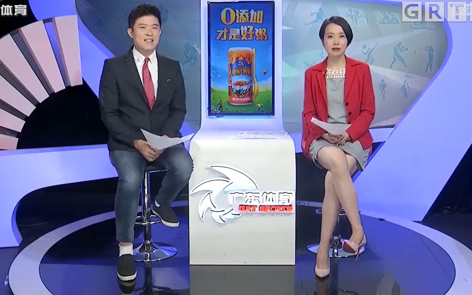 郑怡红衣短裙美腿主持《体育世界》20180502,翘腿显丰满_哔哩哔哩