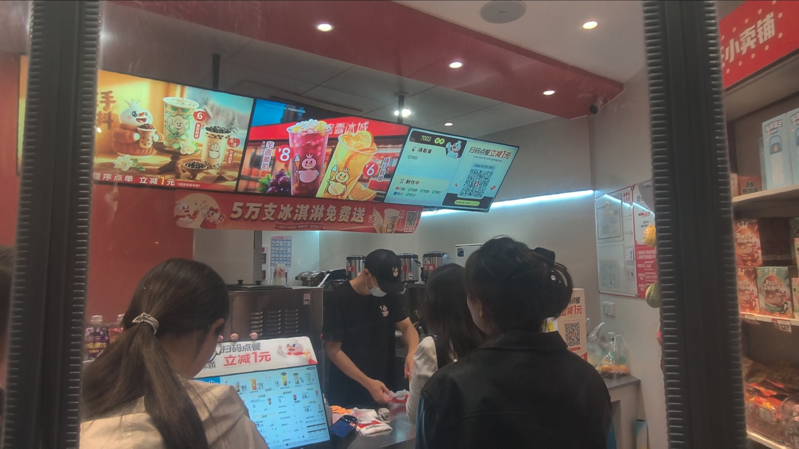 在蜜雪冰城上班太卷了！这么多订单就一个人干活